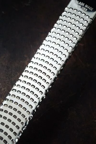 Microplane Zester-Reibe PREMIUM CLASSIC In Granatapfelrot – Bild 4